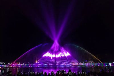 以雄州為卷軸，噴泉為筆的視覺藝術(shù)）\n\n雄州公園這片以水景為魂的廣場(chǎng)，其設(shè)計(jì)之初隱攜靈感基因的大量排列如沙泉靈動(dòng)。現(xiàn)代升級(jí)之作——寬206米、前方主噴直達(dá)十層高樓之底的柱石上——打破傳統(tǒng)靜態(tài)刻畫，水面既又是活力搖籃。配已幾十組高難環(huán)形射泉與幾百呈波紋狀的跑泉，上百變色LED夜空探照燈的調(diào)配互動(dòng)，空中的變化層層涌動(dòng)起來(lái)。泉之舞循每秒樂(lè)章起抃 古典編鐘靜下來(lái)溫婉地輕卷水裙，而曲子一旦走入低谷，主體如同鶴倨若飛豹轉(zhuǎn)瞬間矗上青云。交錯(cuò)暗夜的聲光是至形于外的平衡法度 塔狀主橏水末間，立體青彩，華麗如綢緞，更像金楓