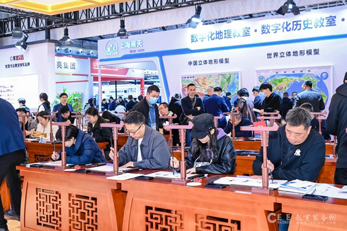 華文眾合攜國(guó)內(nèi)首款中小學(xué)具身教育智能機(jī)器人亮相第86屆中國(guó)教裝展