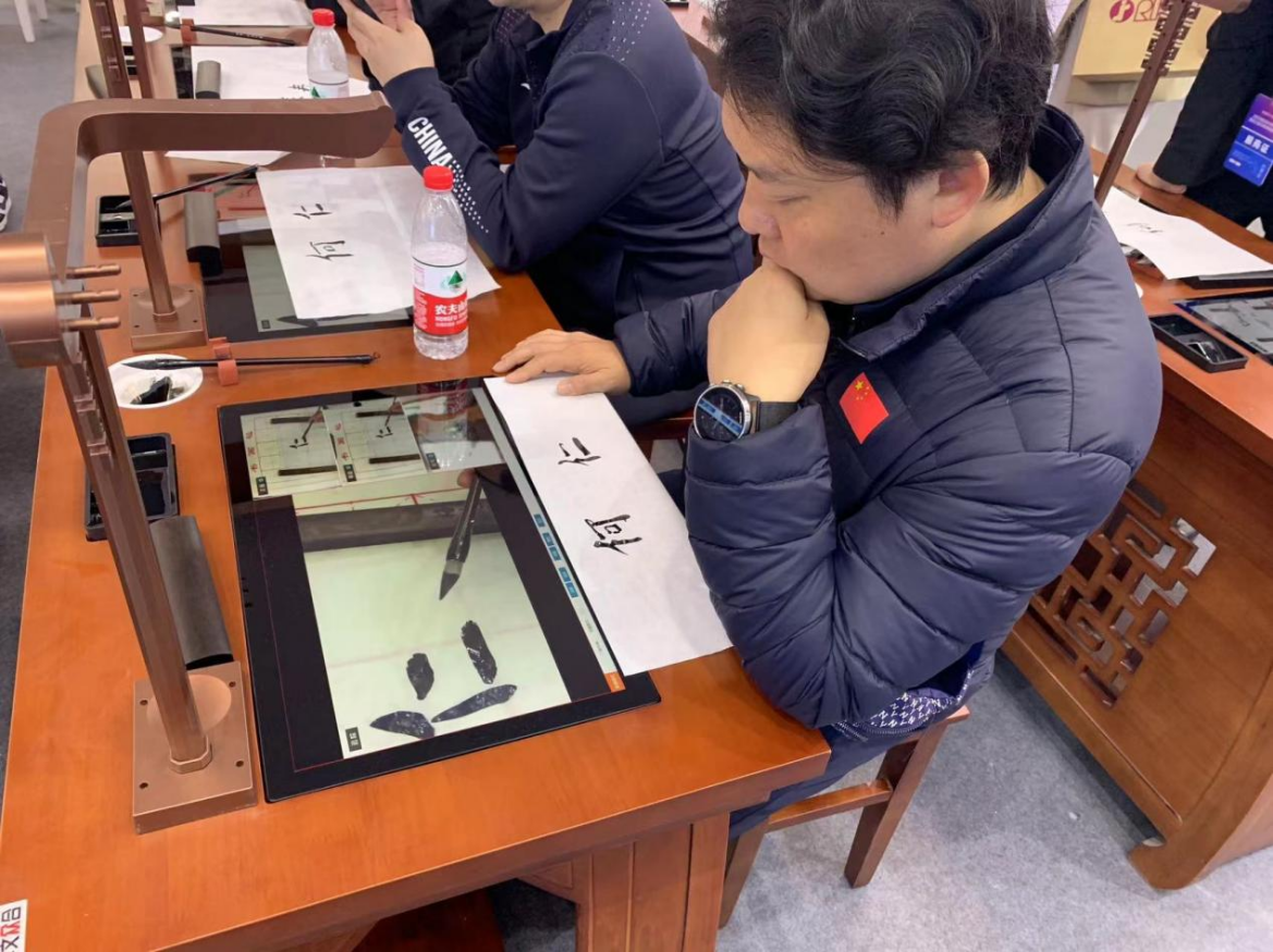 華文眾合第8代智慧書(shū)法教室亮相2023年國(guó)際數(shù)字教育大會(huì)暨國(guó)際數(shù)字教育展